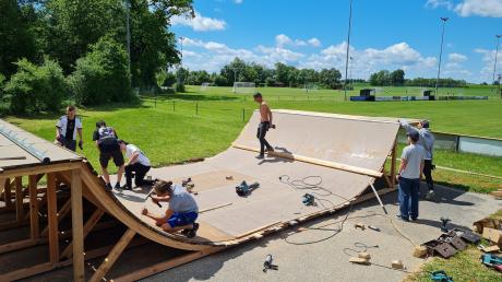 Projekt Zukunftsmacher (KJR) in Penzing: Jugendliche haben am alten Tennisplatz eine Skate-Rampe gebaut.
