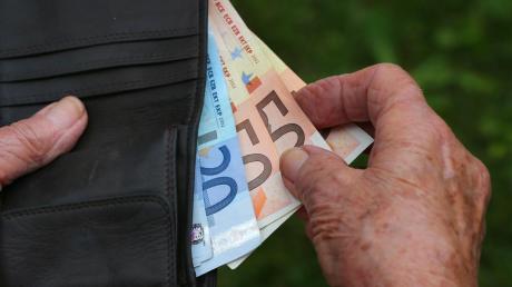 Ein Mann vermisst nach dem Besuch einer Gaststätte in Edenhausen Geld aus seinem Geldbeutel. 