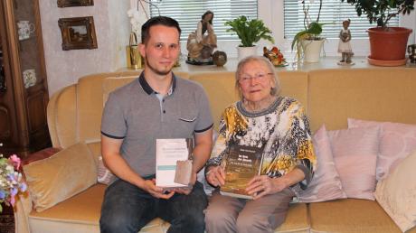 Lucia Bischoff Die 89 jährige Lucia Bischoff wird bei ihrem Schreibprojekt von Markus Zick unterstützt.
