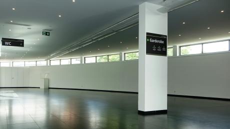 Das Untere Foyer ist der Eingangsbereich des Vöhringer Kulturzentrums. Die 18 Meter lange halbrunde Wand wird in Zukunft mit Bildern von Mitgliedern des Kunstforums bestückt.
