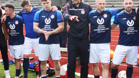 Der FC Königsbrunn mit dem scheidenden Trainer Christian Jaut (Mitte) geht mit einem Punkt Vorsprung ins Saisonfinale