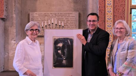Für den Freundeskreis der Synagoge Hainsfarth nahm dessen Vorsitzende Sigried Atzmon das Bild von Branko Schäpers, Geschäftsführer des Caritas-Kreisverbands, und Doris Ritter, Vorsitzende des Caritas-Kreisverbands, entgegen.