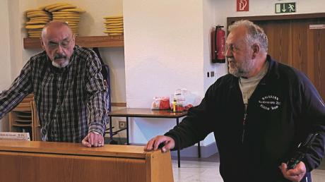 Liedertafel-Vorsitzender Pit Tlaskal überreicht Sepp Wörsching (links) eine gravierte Glasskulptur als Erinnerungsgeschenk für elfjährige Tätigkeit als Chorleiter.