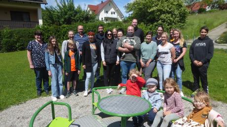 Bei einem Ortstermin in Ellzee überlegten Vertreter der Gemeinde und Eltern, wie der Spielplatz am Maderweg attraktiver gestaltet werden könnte.