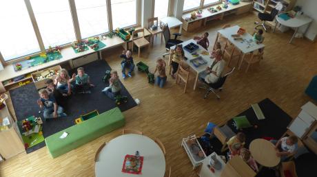 Hohe Fenster und eine Galerie, die ebenfalls Platz zum Spielen bietet, prägen die Gruppenräume des neuen Kindergartens in Wiesenbach.