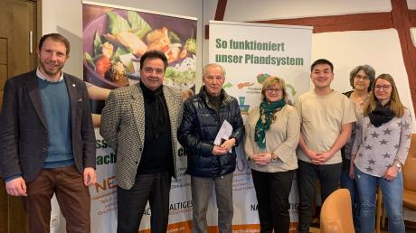 Bürgermeister Thomas (links) freut sich mit dem Arbeitskreis Nachhaltigkeit & Klimaschutz und dem Verein Nachhaltiges Nordschwaben, dass in Oettingen ein Mehrwegsystem eingeführt wurde