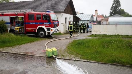 Die Freiwillige Feuerwehr Haunstetten pumpt das eingedrungene Grundwasser aus dem Keller einer Gärtnerei in Haunstetten.