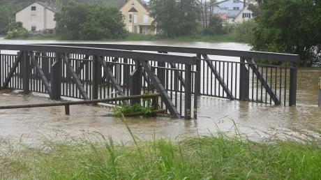 Als einen der ersten Orte im Landkreis Augsburg hatte das Hochwasser am Wochenende Fischach getroffen. Die Schmutter hatte nicht nur Brücken überschwemmt, das Wasser hat auch Straßen zerstört - wie jene nach Reitenbuch.