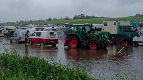 Hochwasser im Ries
Das Wudzdog-Festival versinkt im Matsch. Mit Traktoren mussten die Camper teilweise aus dem Matsch gezogen werden.

