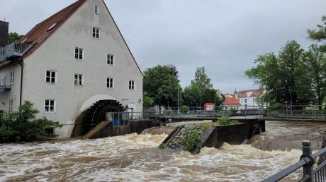 Hoher Wasserstand der Kammel: Hier fließt das wilde Gewässer am Pfarrheim St. Michael in Krumbach vorbei. Die Innenstadt war am Samstag überflutet.