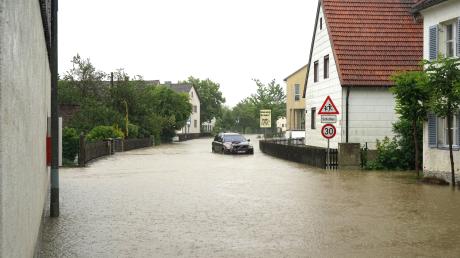 Am schlimmsten im Stadtgebiet traf es neben Blumenthal den Ortsteil Ecknach. Dort war am Samstag nicht nur die Uferstraße beim Gasthaus Gutmann überflutet. Auch weite Teile der Pfarrer-Steinacker-Straße waren ein einziger Fluss. In zahlreichen Kellern stand Wasser.