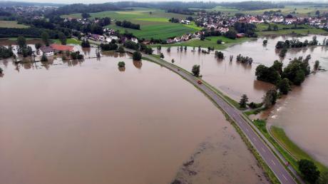 Hochwasser sorgt in vielen Teilen des Landkreises Augsburg weiter für Probleme.
