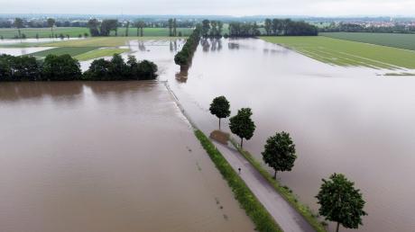 Immer mehr Straßen im nördlichen Landkreis Augsburg, wie hier zwischen Markt und Meitingen, mussten in der Nacht zum Montag sowie im  Laufe des Montags wegen Überflutung gesperrt werden.