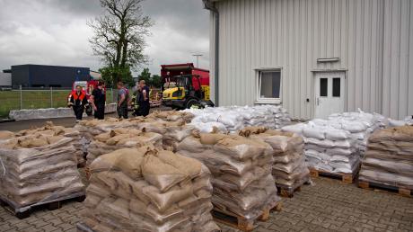 Die Oettinger Feuerwehr füllt Sandsäcke ab.
