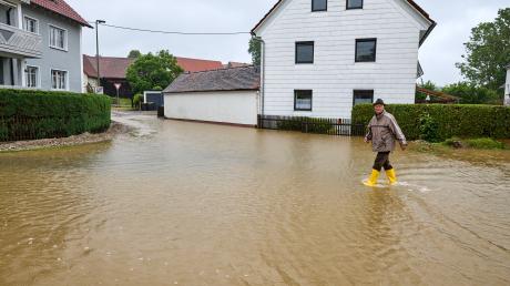 Peter Fendt kann es nicht fassen, dass der Starkregen in Ottmaring solch eine Überflutung verursachte.