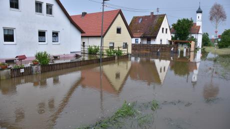 Komplett unter Wasser steht diese Wohnsiedlung am Ortsrand von Druisheim.