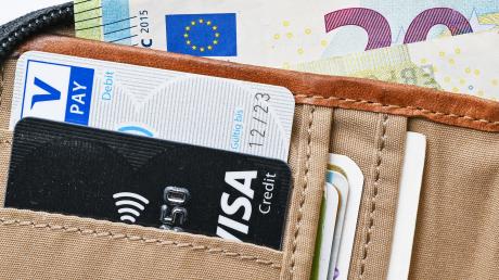Unbekannte haben die Kreditkartendaten einer Frau gestohlen und Zahlungen in den Vereinigten Staaten getätigt. 