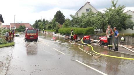Der Rehlinger Ortsteil Oberach wurde am Sonntag von der Friedberger Ach überflutet. Auch am Montag war Oberach einer der Einsatzschwerpunkte im Landkreis Aichach-Friedberg.
