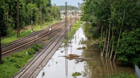 Bahntrasse bei Günzburg: Im Nah- und Fernverkehr kam es aufgrund des Hochwassers zu vielen Zugausfällen und Streckensperrungen.