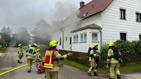 Am Montagvormittag kommt es in Petersdorf zu einem Zimmerbrand. Dabei entsteht ein mittlerer fünfstelliger Schaden.