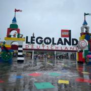 Das Legoland Deutschland hat auch im Dauerregen durchgehend geöffnet. Im Feriendorf nebenan wurden nicht nur Besucher, sondern auch Rettungskräfte und vom Hochwasser betroffene Familien untergebracht.