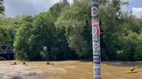 Videos zeigen Aufnahmen von Kajakfahrern auf der Wertach in Augsburg.