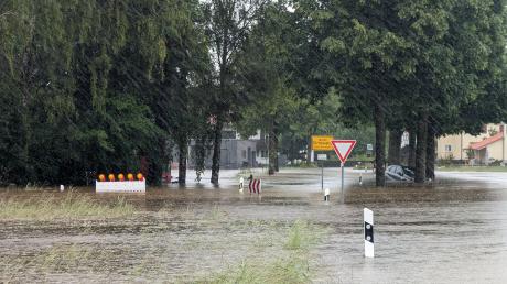 Die Mindel hat in Dirlewang  viele Straßen überflutet.
