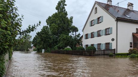 Die Mindel hat in Dirlewang zahlreiche Straßen überflutet.