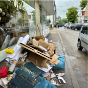 Nach der Flut räumten Kaufleute und Anwohner den Abfall vor die Häuser in Babenhausen, später wurden regelrechte Müllberge aufgetürmt.