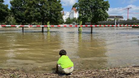 Die Donaubühne im Klenzepark steht komplett unter Wasser.
