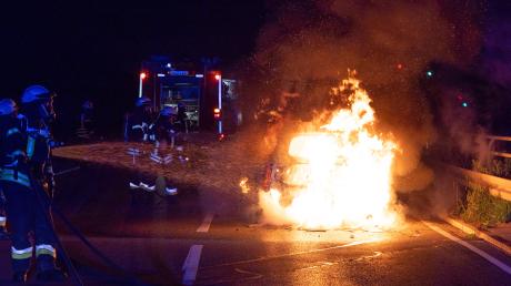 Ein Auto, das bei einem Unfall bei Vöhringen massiv beschädigt worden war, ist anschließend vollkommen ausgebrannt. 