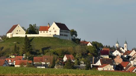 Im Bachtal, mit Blick auf das sich in die Donauebene senkende schwäbische Jura, thront auf einer Anhöhe das Schloss Altenberg. 