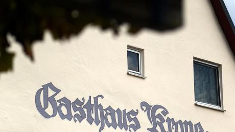 Sollen in das historische Gasthaus "Krone" in Oberelchingen Flüchtlinge einziehen? Die Gemeinde will das verhindern.
