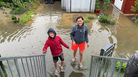 Ben und Cathrin Wagenpfeil konnten nicht ohne nasse Füße zu bekommen ihr Haus in der Glückstraße in Mering verlassen.
