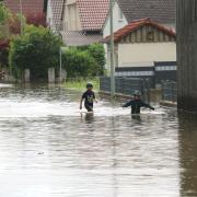Den Rehlinger Ortsteil Oberach hat es beim Hochwasser schlimm erwischt. Die Einsätze sind auch fast eine Woche nach Beginn des Starkregens noch nicht abgeschlossen.