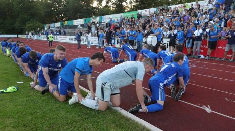 Nach dem 3:0-Erfolg beim TSV Dasing feierten die Spieler des BC Rinnenthal gemeinsam mit den Fans die Meisterschaft. 