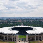 Bei der Fußball EM 2024 in Deutschland kommt auch das Olympiastadion in Berlin zum Einsatz. Alle Infos rund um Sitzplätze, Spiele und Anfahrt.