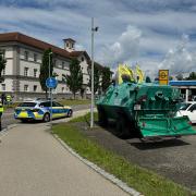 Große Aufregung in Weißenhorn: Die Polizei war wegen der Mitteilung zu einer bewaffneten Person mit starken Kräften vor Ort im Einsatz.