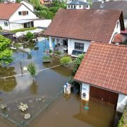 Viele Wohngebiete entlang der Mindel in Offingen sind überflutet worden.