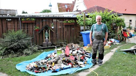 Andreas Heindl hat im Garten aufgetürmt, was die Flut im Keller übrig ließ.