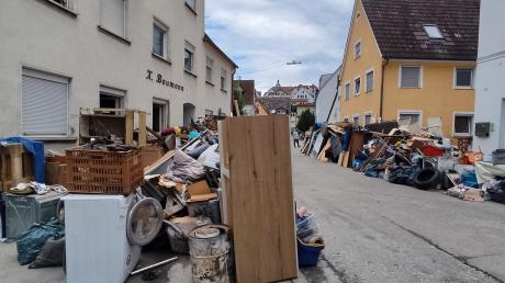 Das Hochwasser hat in Günzburg in der Unterstadt schreckliche Spuren hinterlassen. Viele Wohnungen wurden total verschlammt. Vor den Häusern türmten sich Schuttberge. 