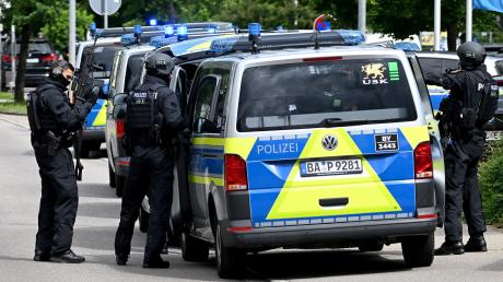 Mehr als 100 Polizistinnen und Polizisten rückten in Weißenhorn aus, nachdem ein Passant eine bewaffnete Person nahe einer Schule entdeckt hatte.