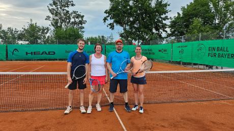 Im Finale der Mixed-Meisterschaften des Landkreises setzten sich Robert Oswald und Theresa Höss (rechts) gegen Florian Deiml und Karin Grosse durch.