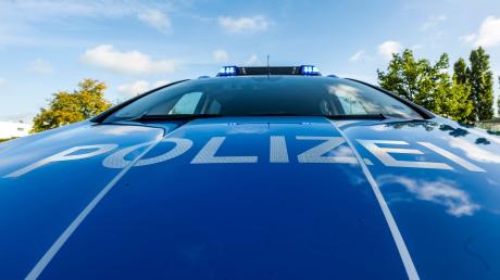 Zwei geparkte Autos wurden in Günzburg angefahren. Die Polizei ermittelt. 