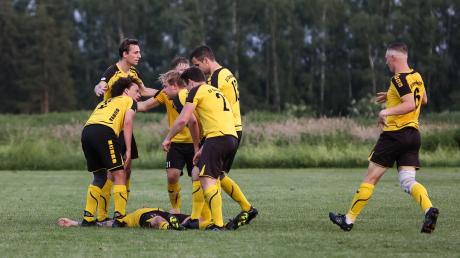 Der SV Obergriesbach (gelbe Trikots) zieht dank eines 3:1-Erfolgs in die Relegation ein.