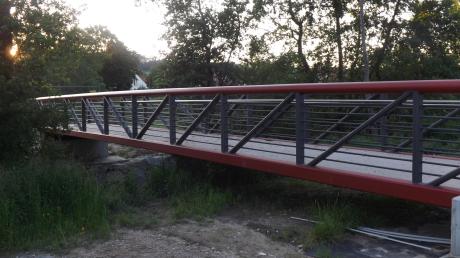 Momentan ist die neue Brücke am Talaueweg zwar noch nicht begehbar, aber trotz wenig Geld in der Kasse sollen die Arbeiten fertig gestellt werden.
