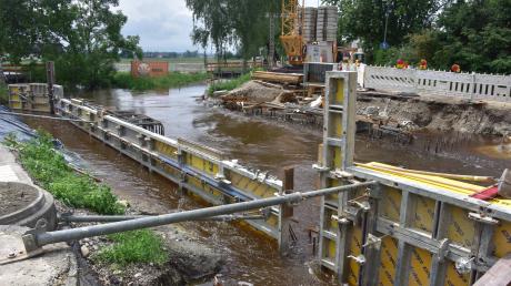 Die Baustelle der neuen Achbrücke am Erlengraben in Klingsmoos war vor wenigen Tagen noch trocken, jetzt ist sie komplett überflutet.