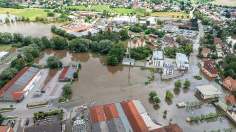 Auch ein Abschnitt der Wertinger Industriestraße samt Kreisverkehr, der benachbarte Parkplatz und der Festplatz waren überschwemmt.