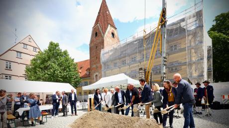 Der Spatenstich markierte am Freitag in Weißenhorn den offiziellen Start eines außergewöhnlichen Bauprojekts. Für 18 Millionen wird ein barrierefreies Museumsensemble geschaffen. 