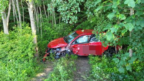 Im Wald landete nach einem Frontalzusammenstoß dieses Auto nahe Wemding.